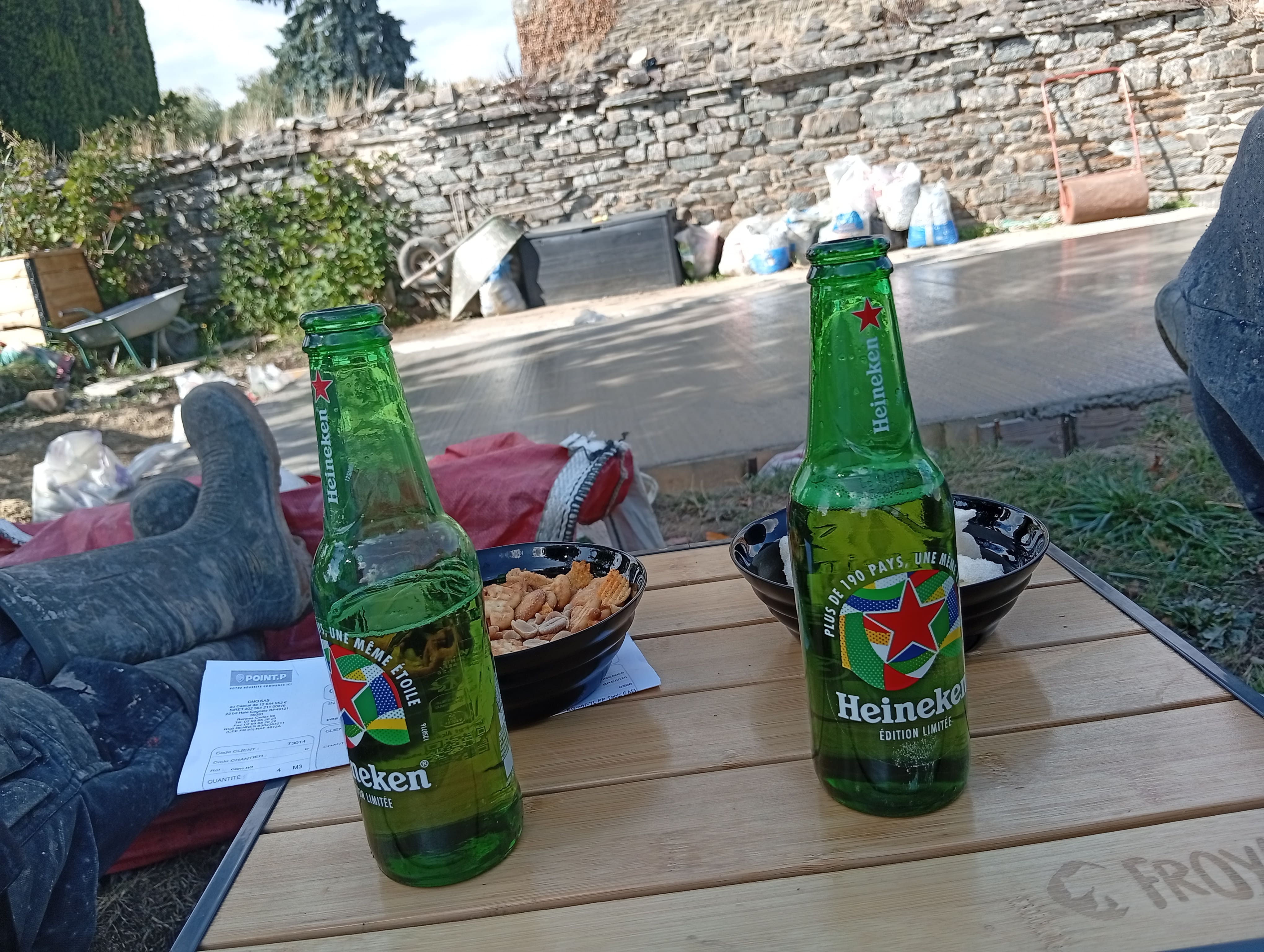 l'heure de l'apéro après que la dalle ait été coulée pour le gîte Le Relais de Chaumeré