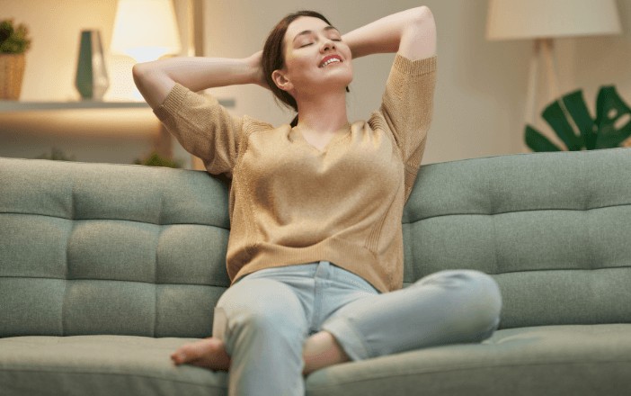 une jeune femme dans un canapé confortable