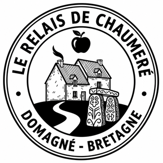 logo le relais de Chaumeré qui est notre maison avec un dolmen et une pomme au dessus