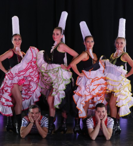 revue de moustache avec danseuses en froufrou et coiffe de bigoudenne