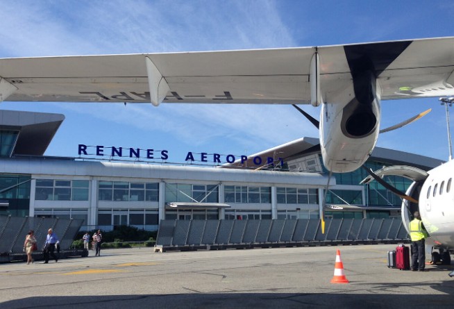 sur le tarmac devant l'aéroport de Rennes