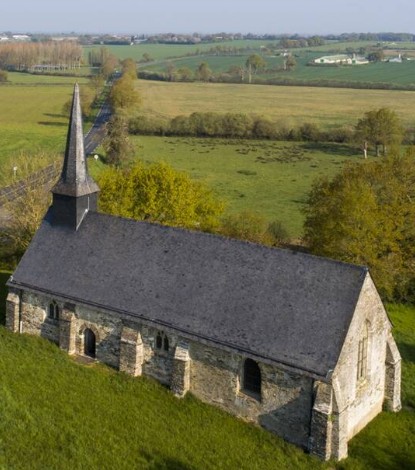 vue aérienne de l'église du moyen age