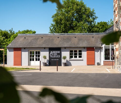 Façade ou salle chaleureuse de l'Auberge des Tilleuls