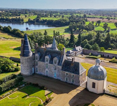 le château de Madame de Sévigné vu par avion