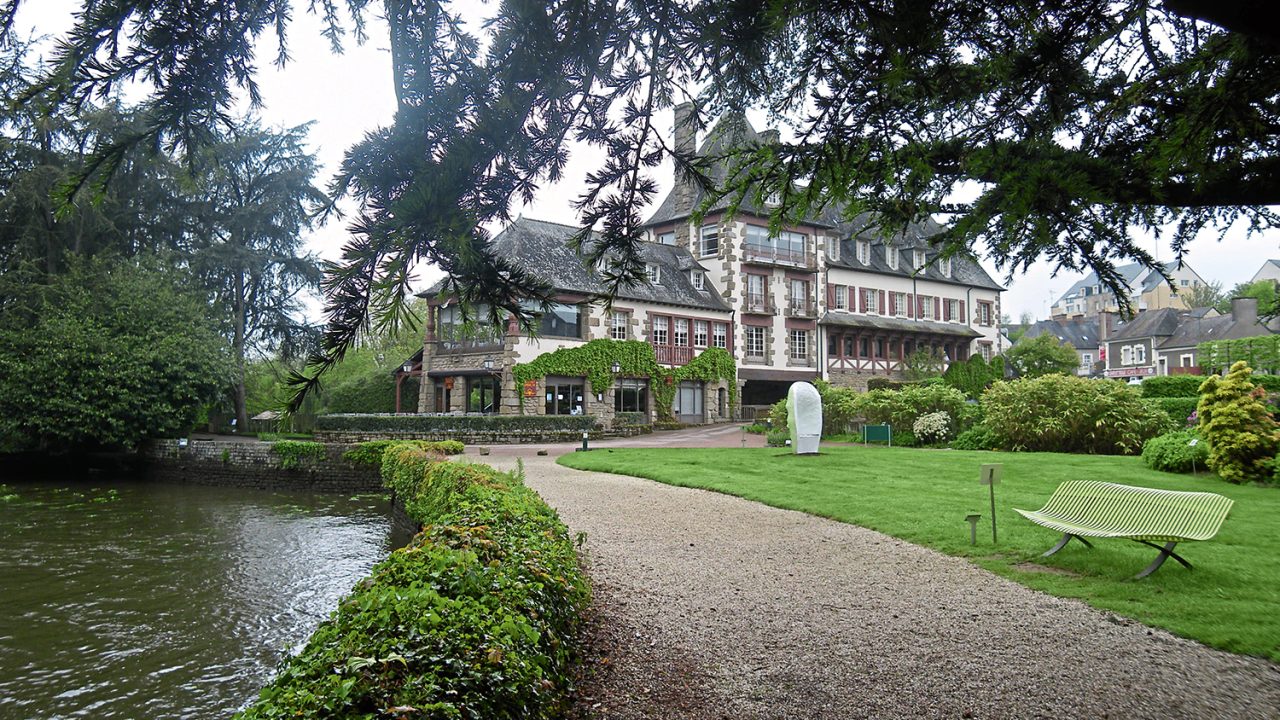 vue du jardin d'ar-milin avec au fond le moulin