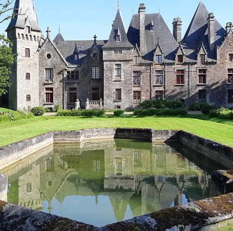 depuis le parc un plan d'eau et le chateau en arrière plan