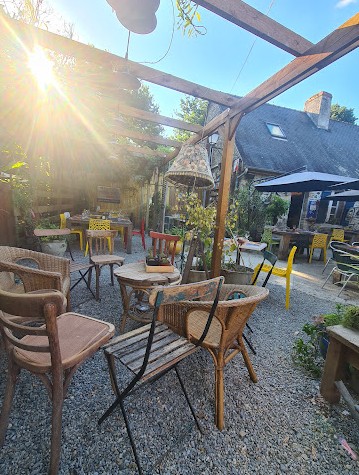 depuis la terrasse de la java bleue d'amanlis une table et des chaises