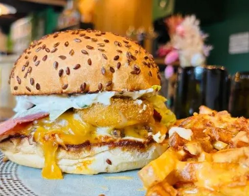 l'une des nombreux hamburger de la carte qui cultive originalité et rafinement