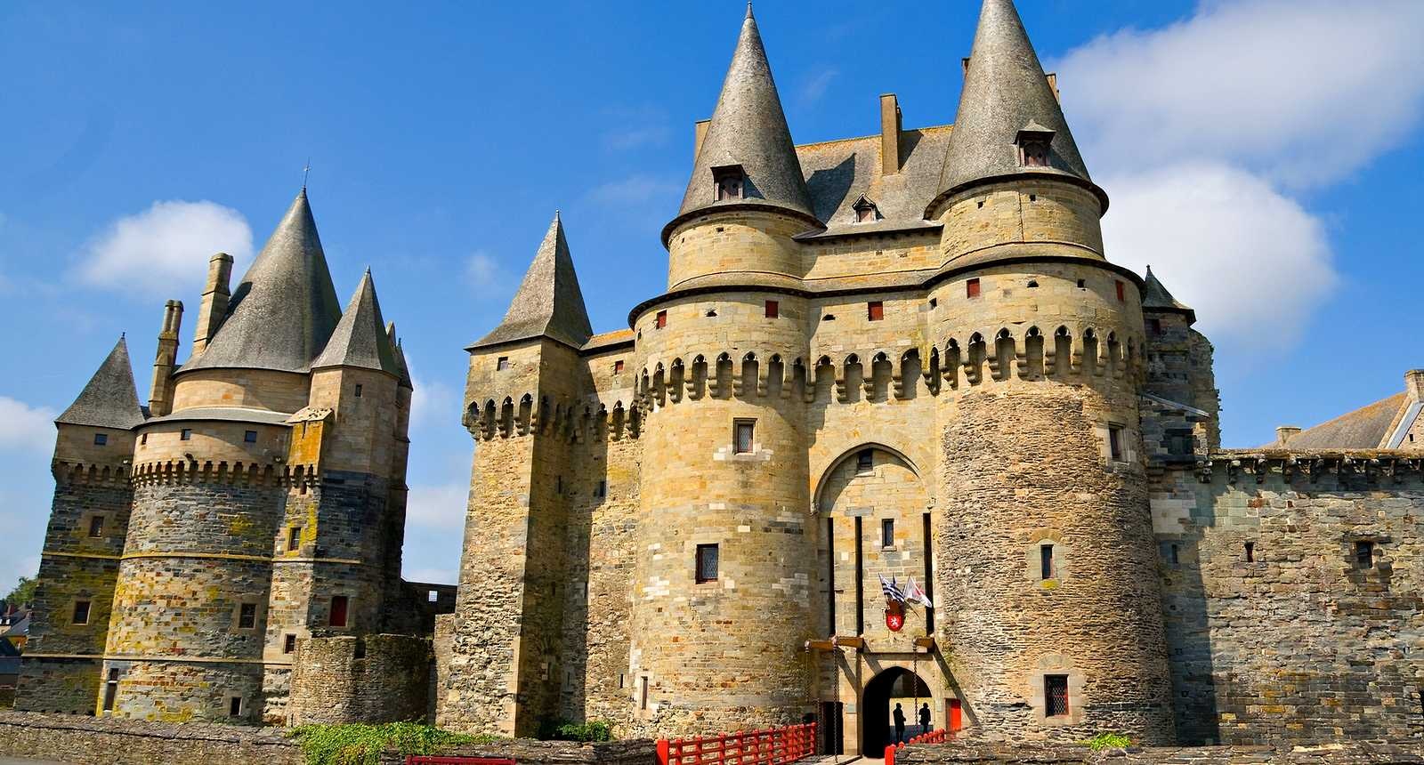 Vue de l'entrée principale du Château médiéval de Vitré sous le soleil