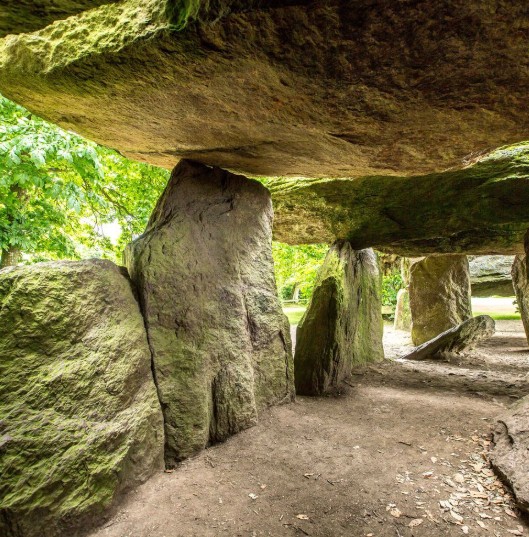 depuis l'intérieur du dolmen